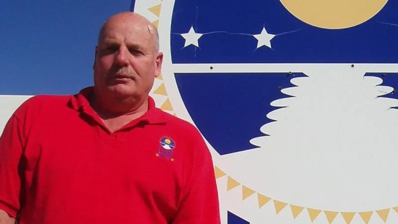 Homem vendendo lotes na Lua, Dennis Hope, Lunar Embassy