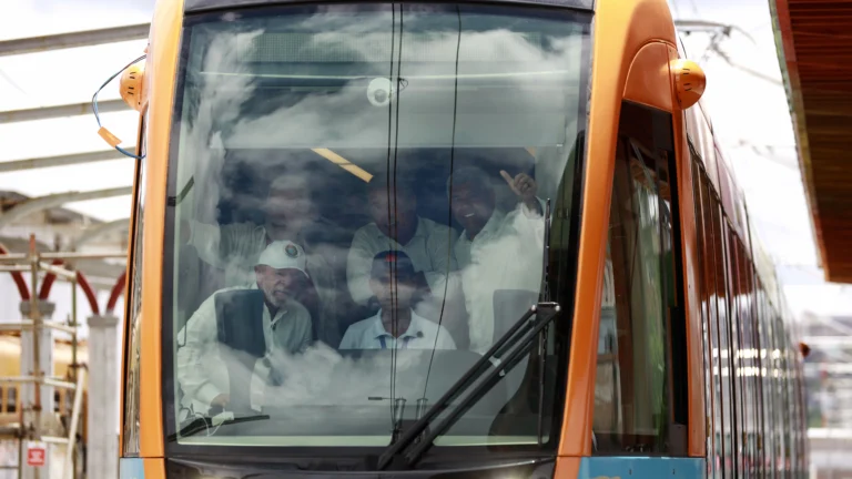 Lula e Jerônimo Rodrigues dentro do VLT Salvador durante visita