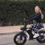 Virginia Fonseca com moletom preto e calça do Mickey ao lado de Vini Jr.