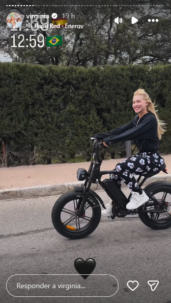 Virginia Fonseca com moletom preto e calça do Mickey ao lado de Vini Jr.