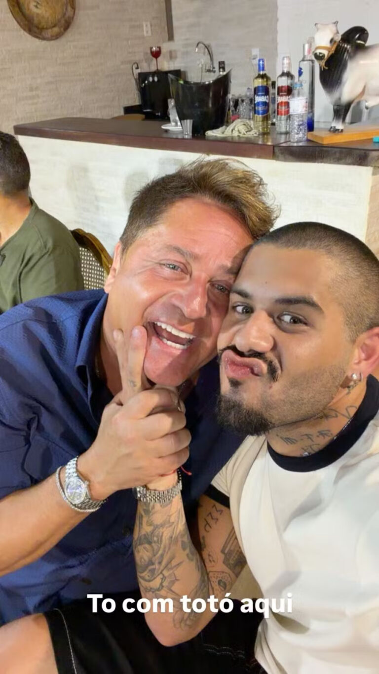 Zé Felipe com cabelo raspado, Leonardo, Poliana Rocha, Matheus Vargas e Pedro Leonardo em gravação de DVD