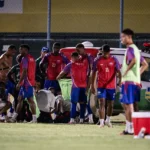 Jogador Islan do Piauí recebendo atendimento médico no campo de futebol após crise convulsiva