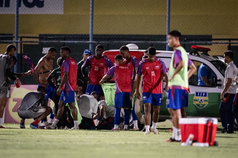 Jogador Islan do Piauí recebendo atendimento médico no campo de futebol após crise convulsiva