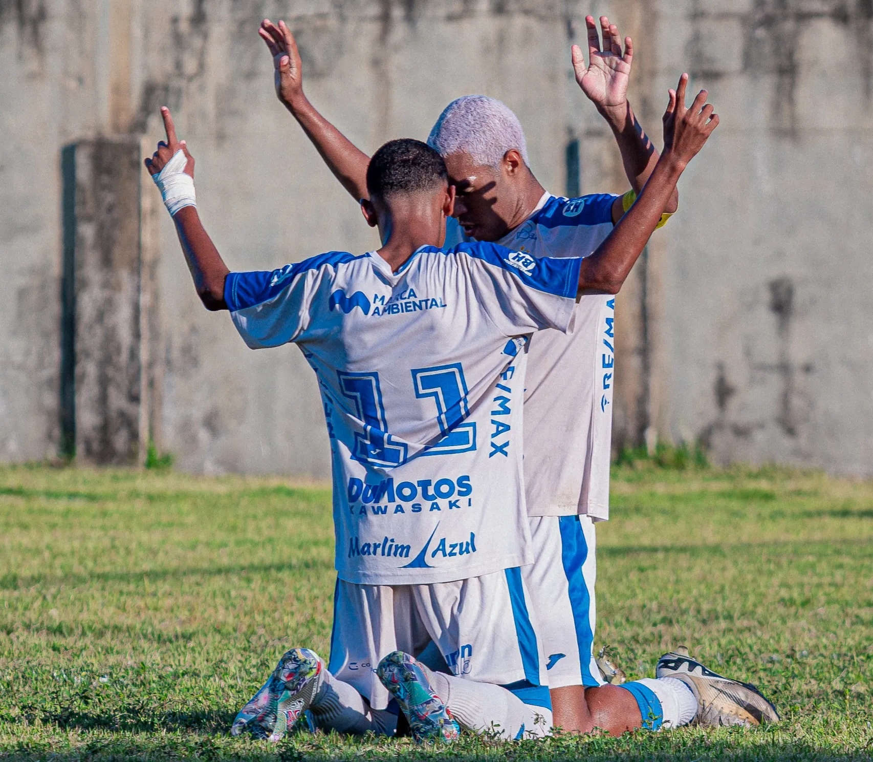Jogadores do Vitória-ES comemorando gol em partida do Capixaba Sub-20