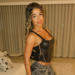 Vivi Noronha com os filhos, protegendo-os de notícias sobre Poze do Rodo