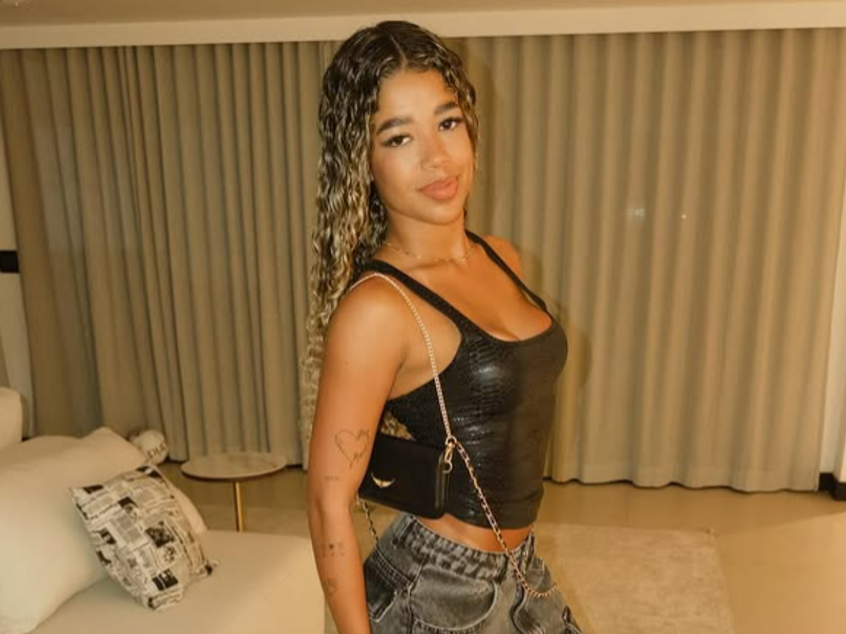 Vivi Noronha com os filhos, protegendo-os de notícias sobre Poze do Rodo