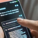 Pessoa consultando IA para saúde em celular com médico ao fundo