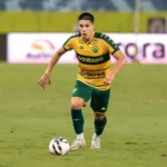 Calebe, volante do Cuiabá, em campo após renovar contrato até 2028.