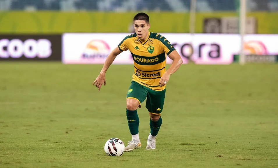 Calebe, volante do Cuiabá, em campo após renovar contrato até 2028.