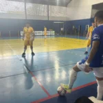 Jogadores de futsal em ação na Copa Rio Sul, partida Volta Redonda x Mendes