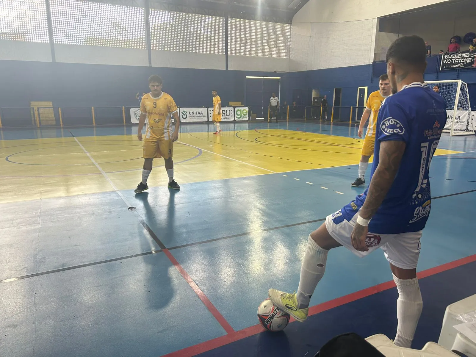 Jogadores de futsal em ação na Copa Rio Sul, partida Volta Redonda x Mendes