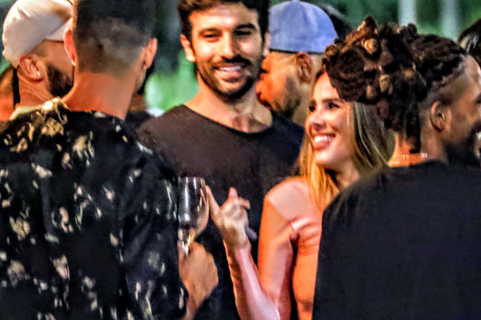Wanessa Camargo e Bruno Bevan juntos, sorrindo, após confirmação de namoro