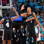 Victor Wembanyama, jogador do Spurs, driblando em jogo dos playoffs contra o Blazers.