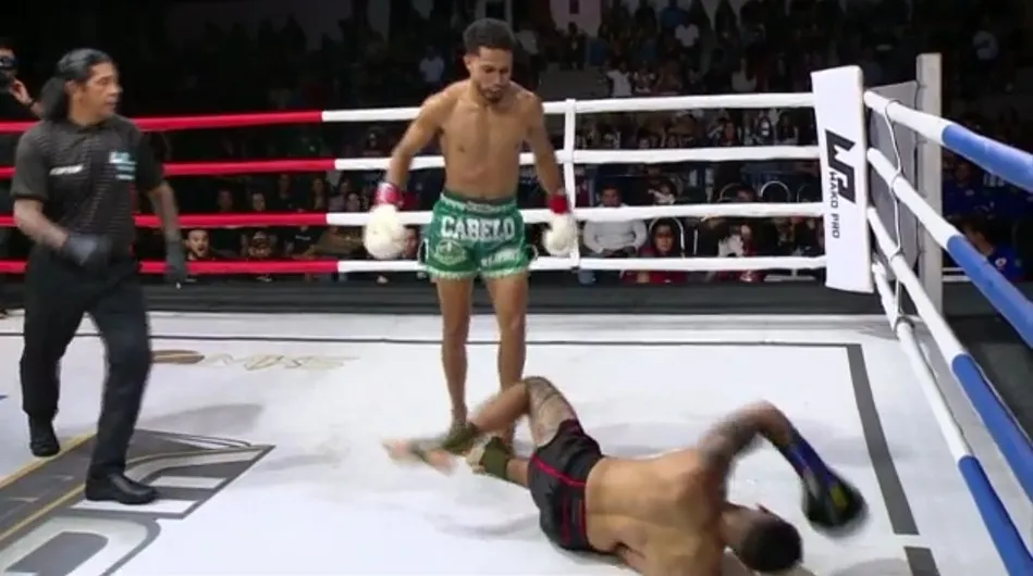 Cabelo Monteiro com o cinturão de campeão no ringue do WGP 85