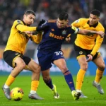 Jogador do Wolverhampton triste em campo após rebaixamento