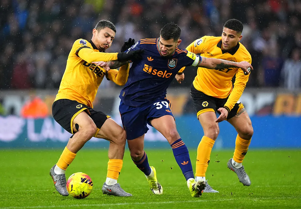 Jogador do Wolverhampton triste em campo após rebaixamento