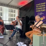 Grupo de pessoas colaborando em um workshop de criatividade em Nova Friburgo