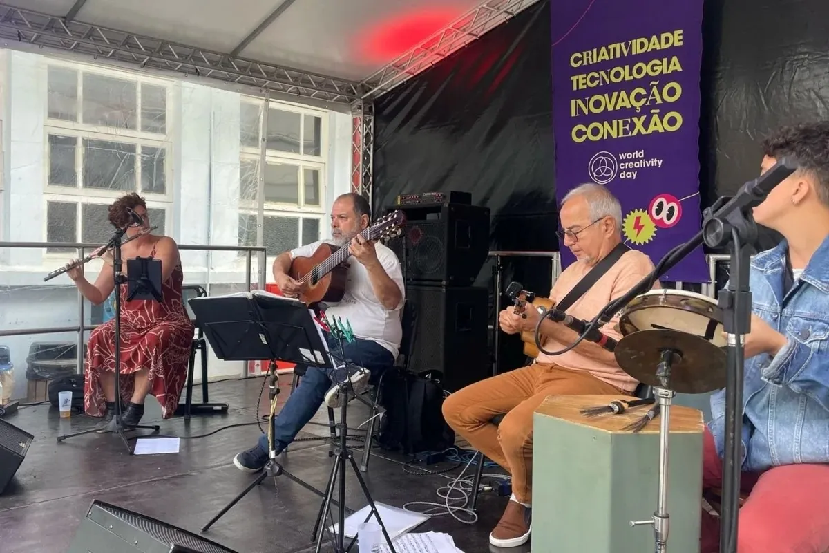 Grupo de pessoas colaborando em um workshop de criatividade em Nova Friburgo