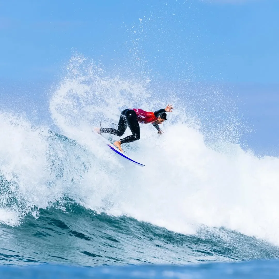 Surfista brasileiro em onda no WSL Bells Beach 2026