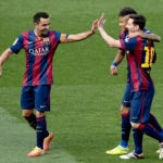 Jogadores Xavi, Neymar e Messi com a camisa do Barcelona em comemoração