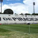 Jogadores do XV de Piracicaba e Maricá em campo no Estádio Barão da Serra Negra, Série D
