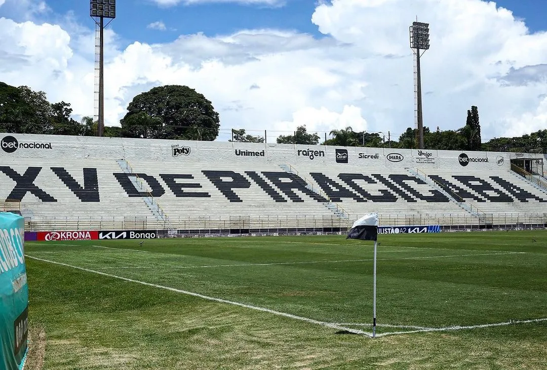 Jogadores do XV de Piracicaba e Maricá em campo no Estádio Barão da Serra Negra, Série D