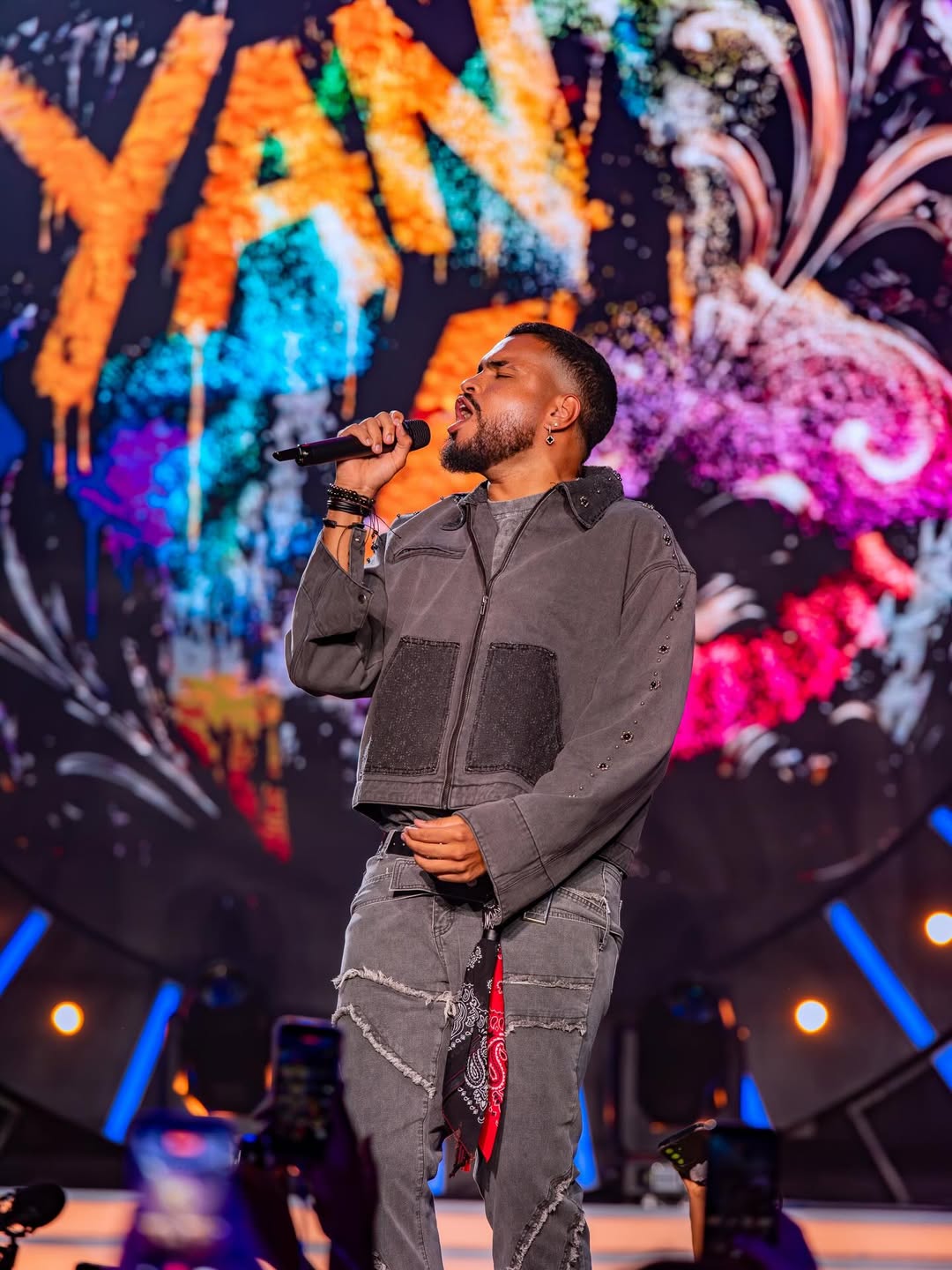 Yan, Dilsinho e Léo Santana juntos no palco do DVD