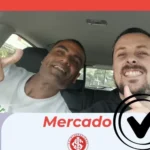 Gabriel Mercado segurando habilitação brasileira em Porto Alegre
