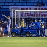 Zagueiro do Avaí com lesão na clavícula sendo atendido em campo.