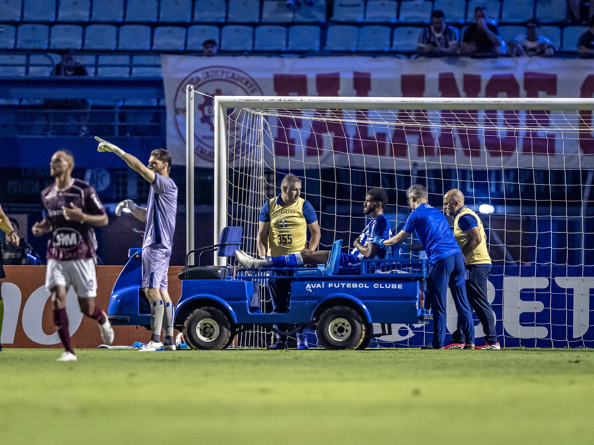 Zagueiro do Avaí com lesão na clavícula sendo atendido em campo.
