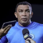 Técnico Zé Augusto do Parnahyba em campo durante jogo da Série D