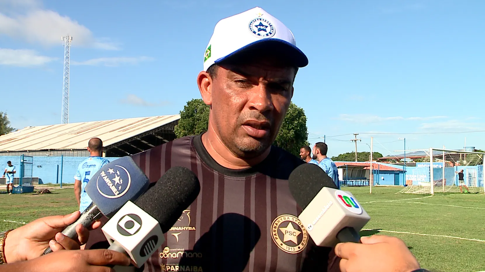 Técnico Zé Augusto do Parnahyba em partida de futebol, com expressão de preocupação