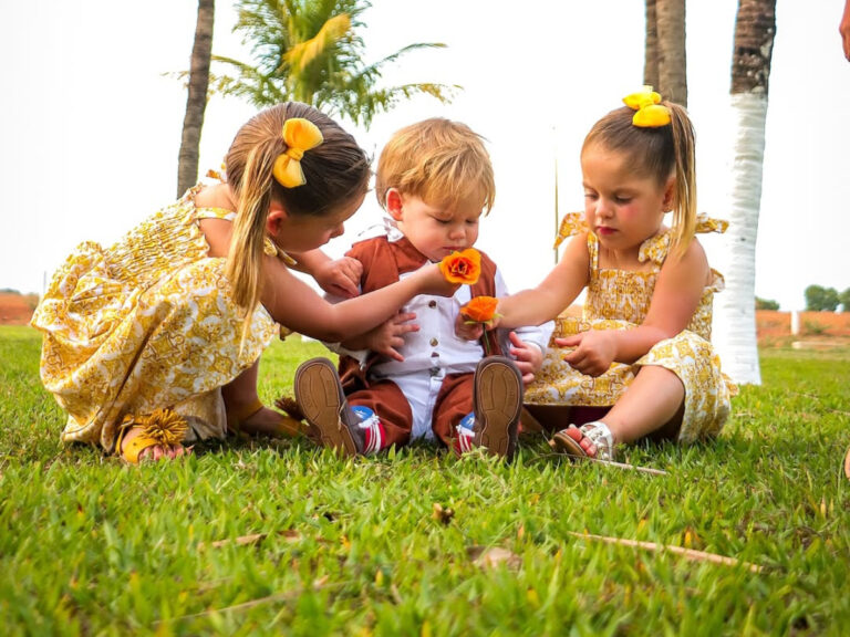 Zé Felipe, Virginia Fonseca e filhos em cena que aborda a frequência escolar e viagens.