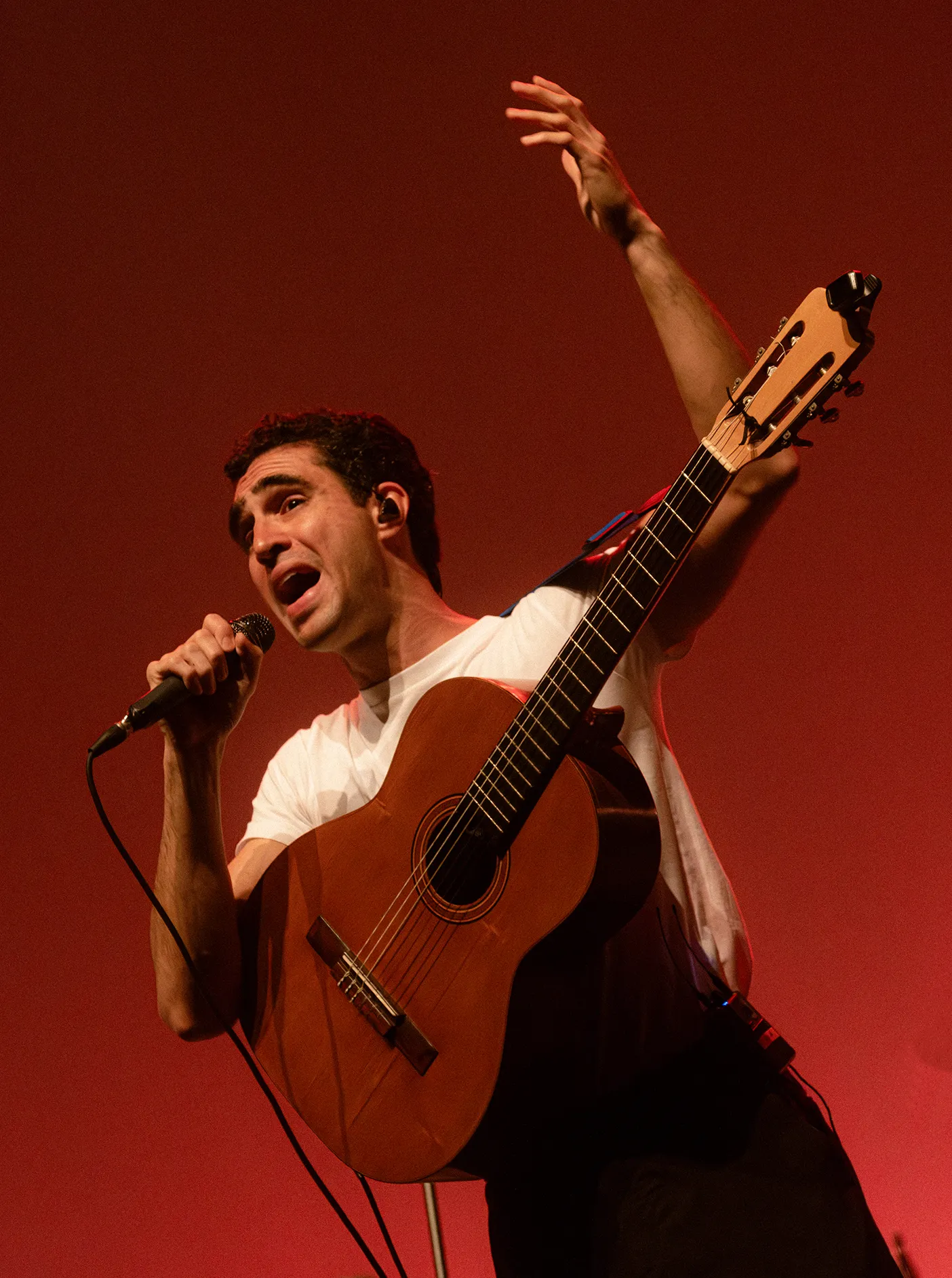 Zeca Veloso cantando no show Boas Novas no Teatro Carlos Gomes