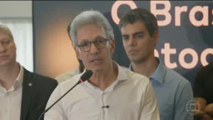 Romeu Zema em frente ao STF, criticando os ministros