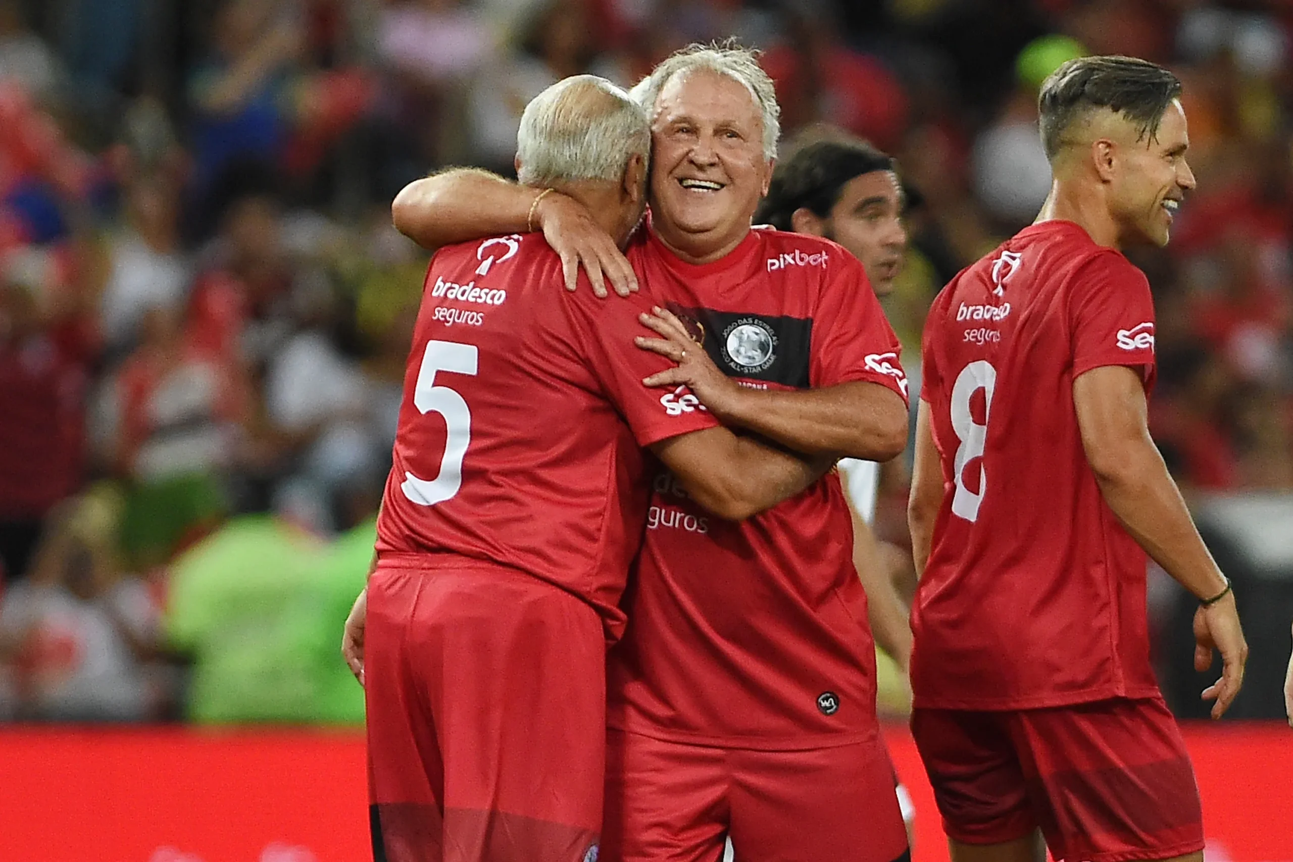 Zico e Júnior juntos, ex-jogadores do Flamengo, em evento de filme