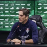 Treinador Zubeldía do Fluminense em coletiva, reclamando do estado do campo de futebol.